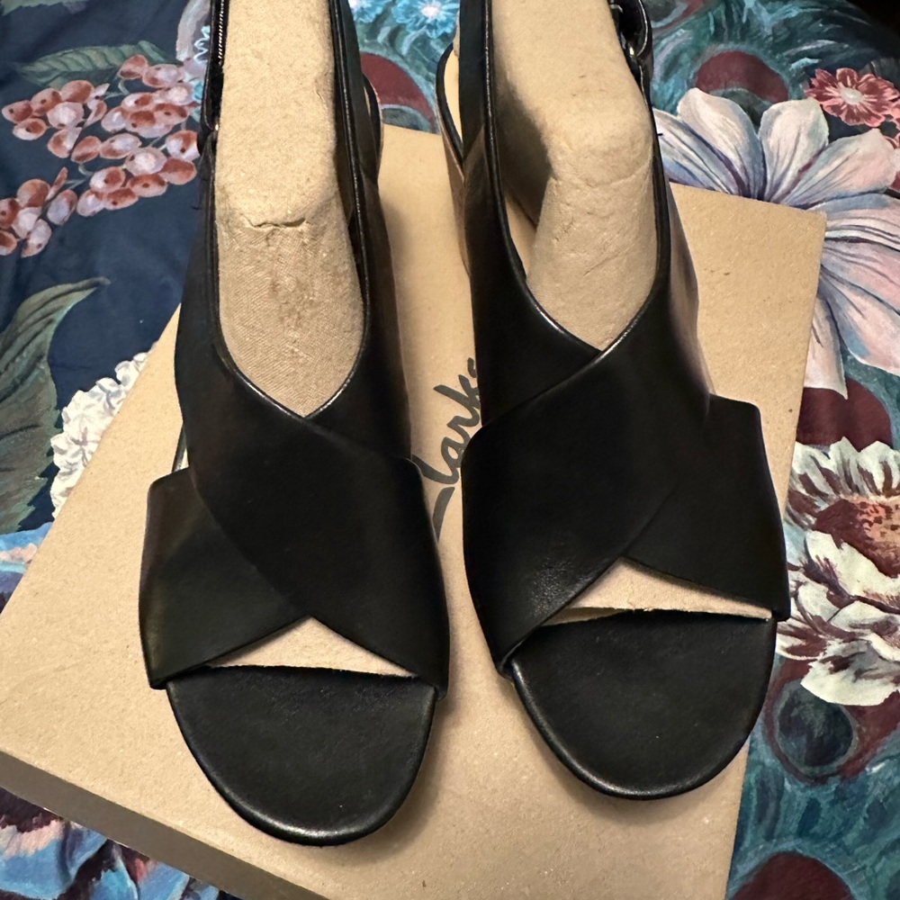 ☀️SUMMER SALE☀️ NWT Clarks Women's Elegant Black Sandals - Picture 2 of 6